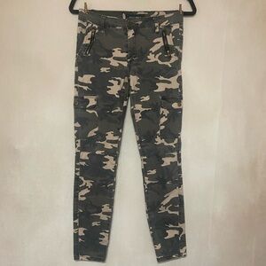 Ashley Mason women's 28 skinny leg cargo zipper detail camo pants EUC